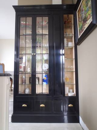 Vitrine en tilleul laqué